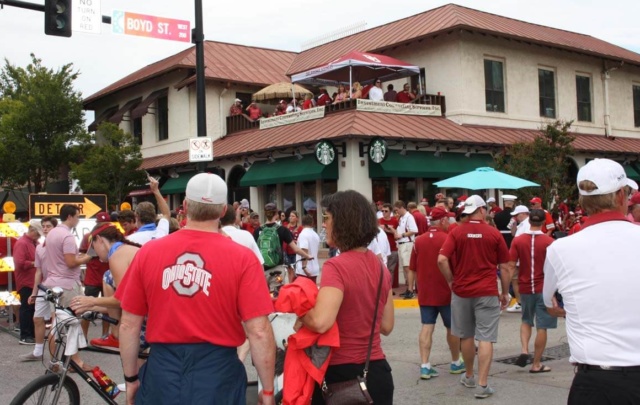 thousands-of-ohio-state-fans-mixed-well-with-sooners-before-the-game Oklahoma Sooners