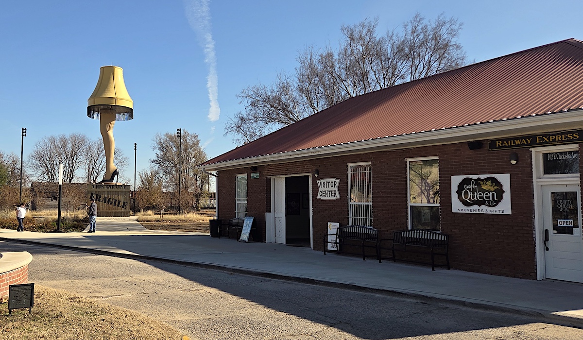 Chickasha leg lamp
